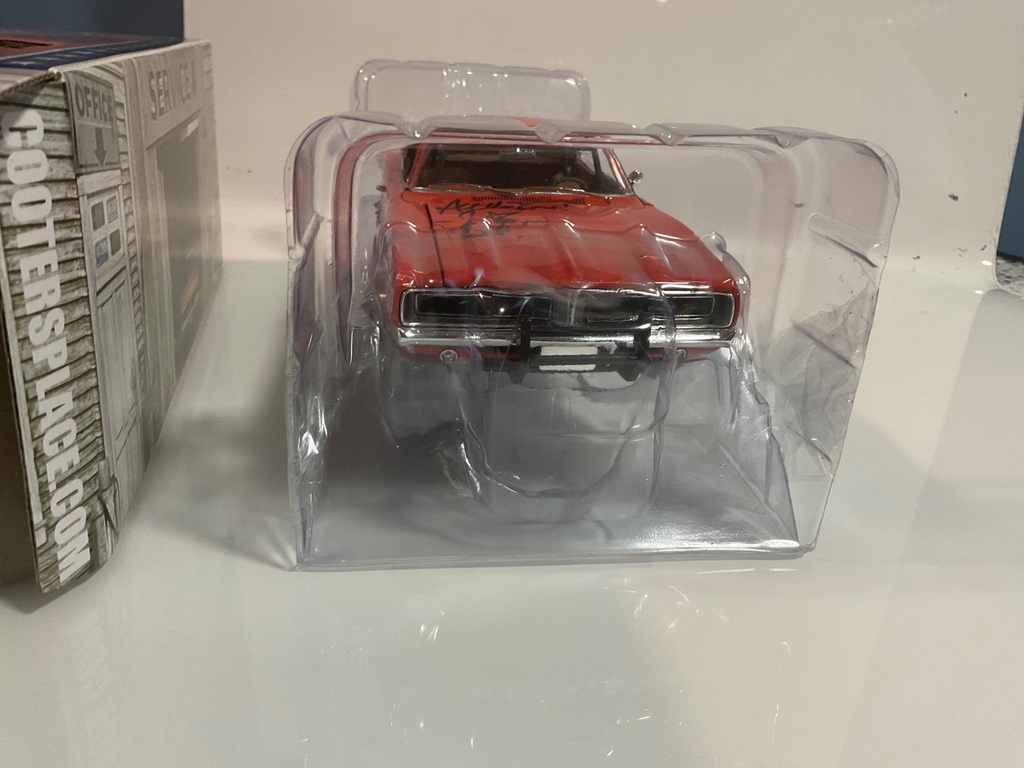 1/18 AUTO WORLD COOTER’S GARAGE EXCLUSIVE 1969 DODGE CHARGER R/T AUTOGRAPHED  - Photo 8