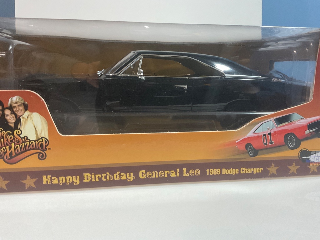 1/18 AUTO WORLD “HAPPY BIRTHDAY, GENERAL LEE” DUKES OF HAZZARD SILVER SCREEN  - Photo 2