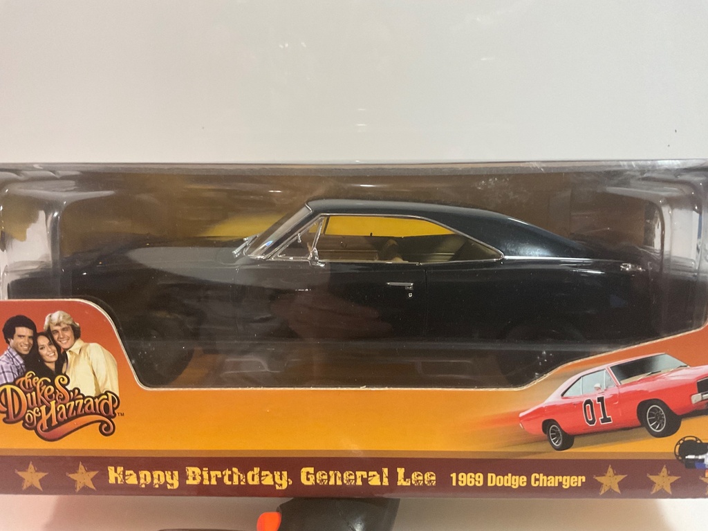 1/18 AUTO WORLD “HAPPY BIRTHDAY, GENERAL LEE” DUKES OF HAZZARD SILVER SCREEN  - Photo 3