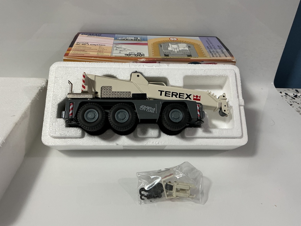 1:50 CONRAD DEMAG 40–1 CITY CLASS MOBILE CRANE - Photo 3