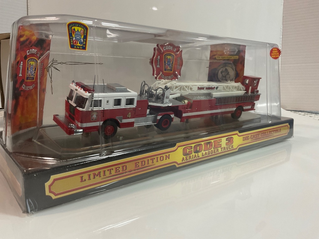 1/64 CODE 3 WASHINGTON DC SEAGRAVE TDA LADDER 4 RARE  - Photo 4