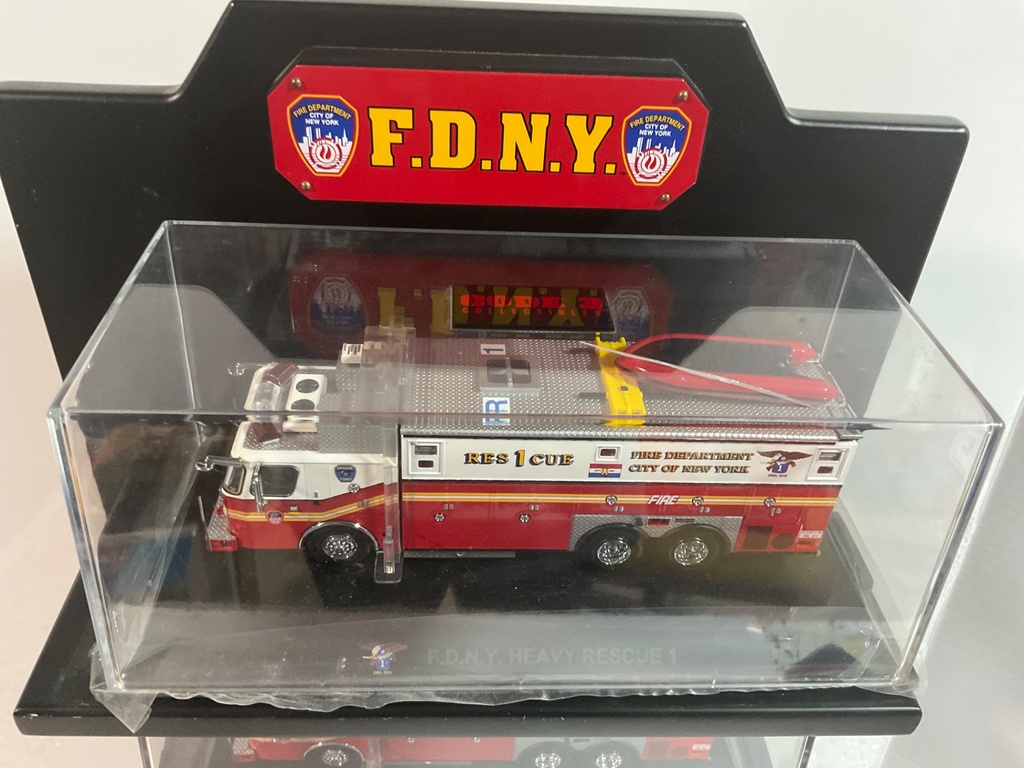 1/64 CODE 3 FDNY HEAVY RESCUE 1-5 AND DISPLAY  - Photo 3