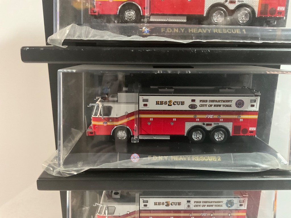 1/64 CODE 3 FDNY HEAVY RESCUE 1-5 AND DISPLAY  - Photo 4
