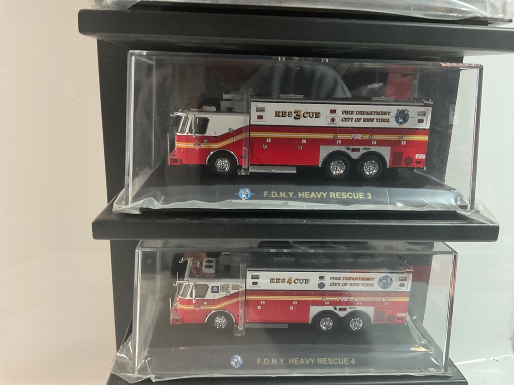 1/64 CODE 3 FDNY HEAVY RESCUE 1-5 AND DISPLAY  - Photo 5