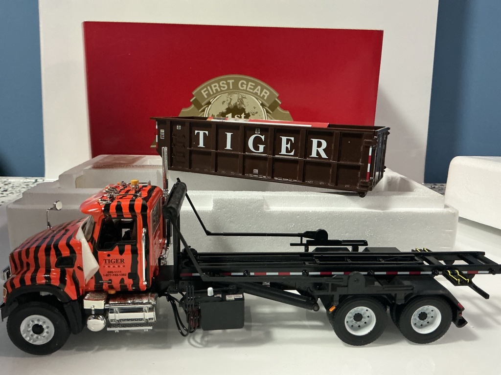 1:34 FIRST GEAR MACK GRANITE ROLLOFF TRUCK “TIGER WASTE”  #19–3505 - Photo 3