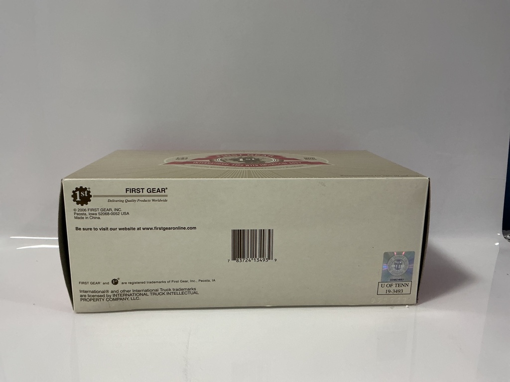 1:34 FIRST GEAR INTERNATIONAL 4400 AMBULANCE “TENNESSEE UNIVERSITY” #19-3493 - Photo 2