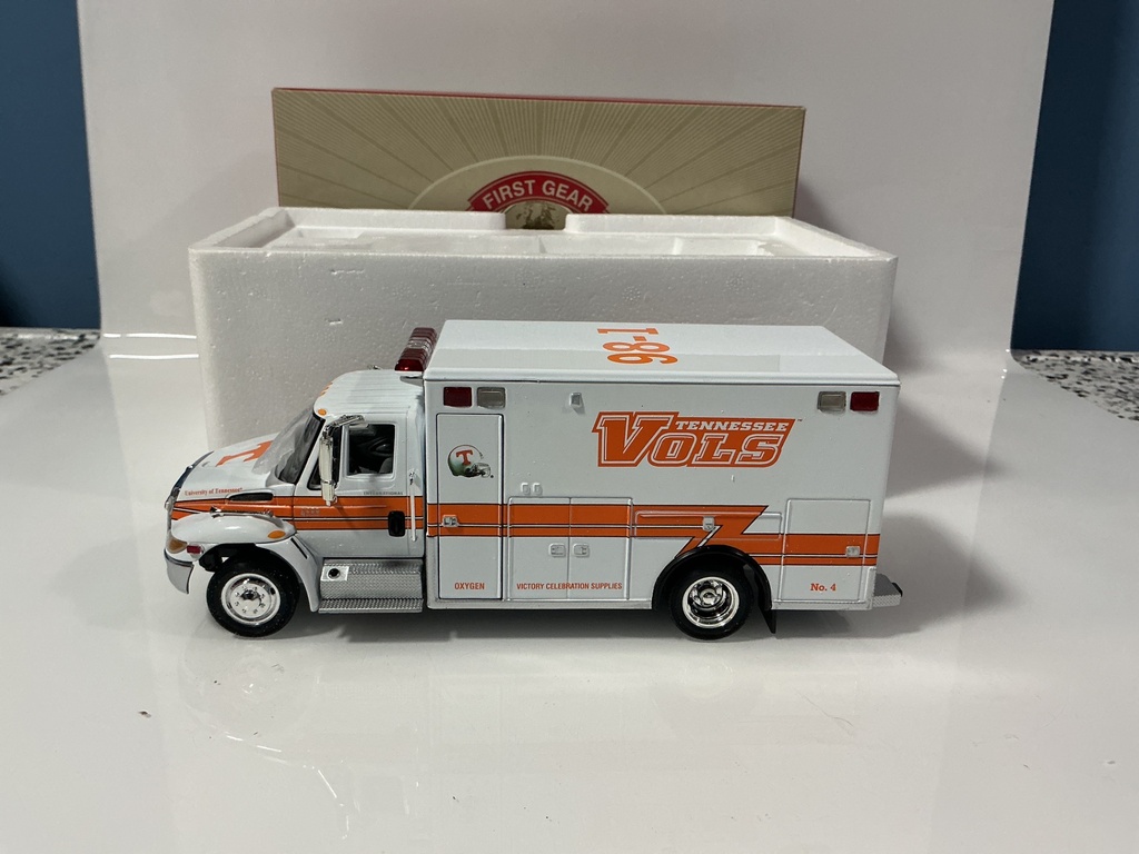 1:34 FIRST GEAR INTERNATIONAL 4400 AMBULANCE “TENNESSEE UNIVERSITY” #19-3493 - Photo 3
