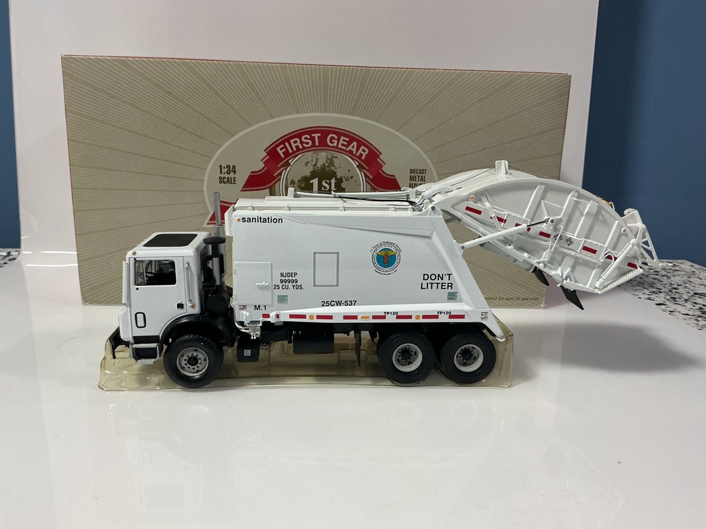1:43 FIRST GEAR MACK MR REAR LOADING CITY OF NY TRASH TRUCK #19–3323 - Photo 3