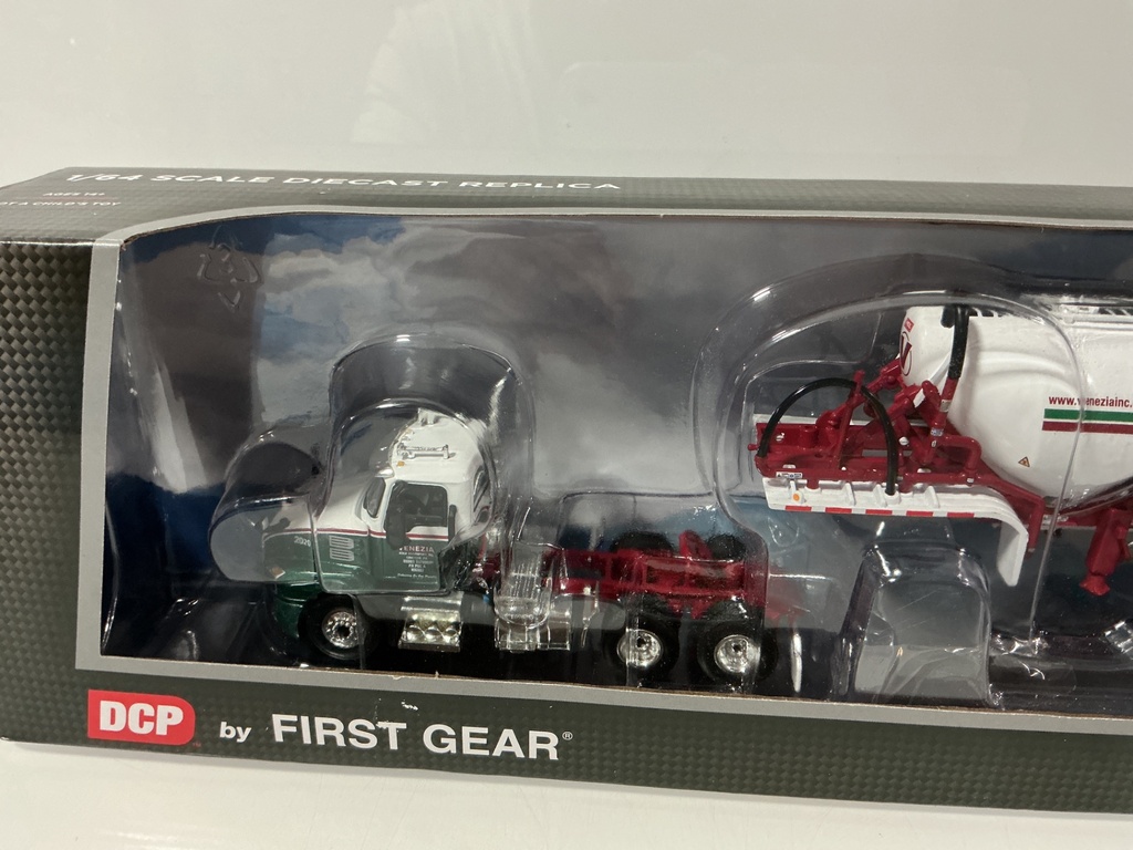 1:64 DCP FIRST GEAR VENEZIA MAC ANTHEM WITH TANKER TRAILER #60–0655 - Photo 2