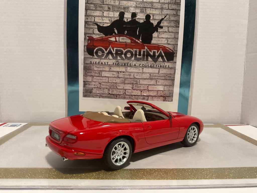 1/18: MAISTO JAGUAR XK SERIES ROADSTER RED ON CREAM image