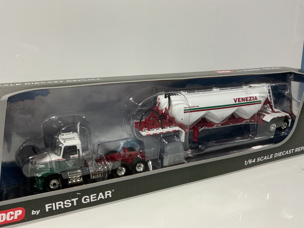 1:64 DCP FIRST GEAR VENEZIA MAC ANTHEM WITH TANKER TRAILER #60–0655 - Photo 3