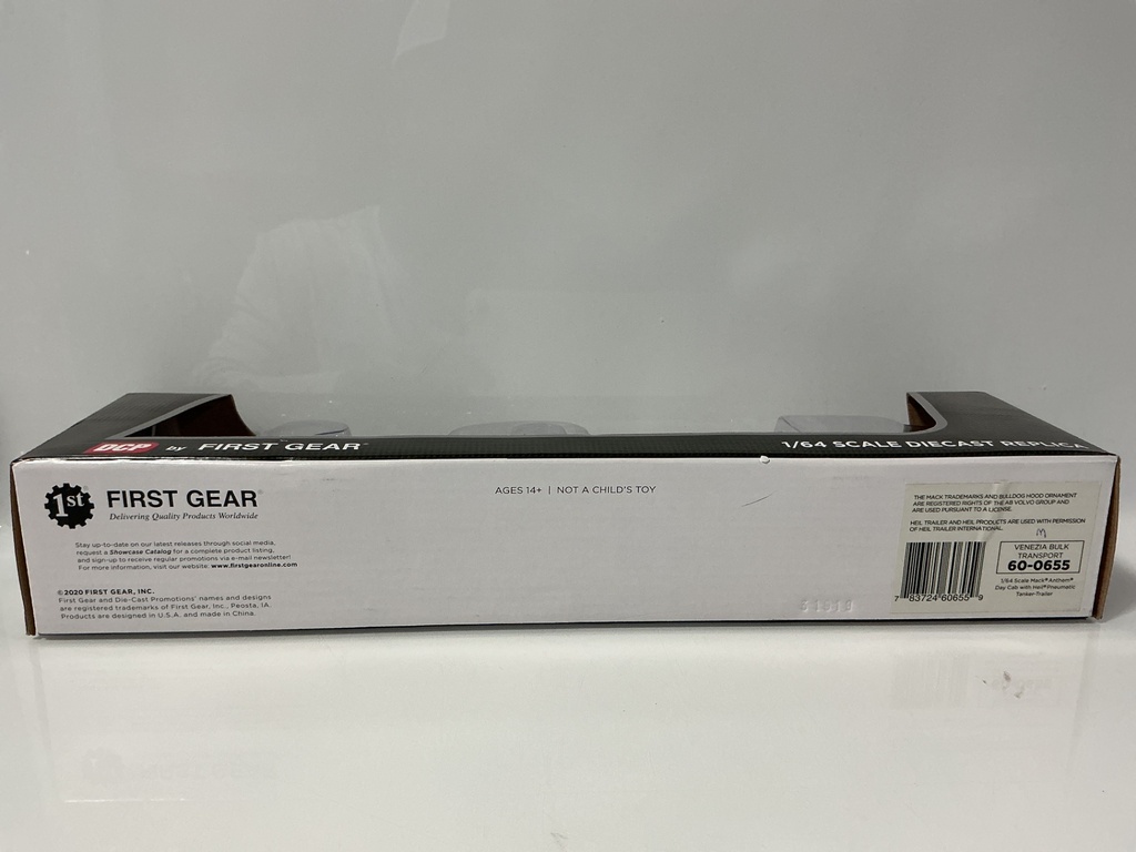 1:64 DCP FIRST GEAR VENEZIA MAC ANTHEM WITH TANKER TRAILER #60–0655 - Photo 4