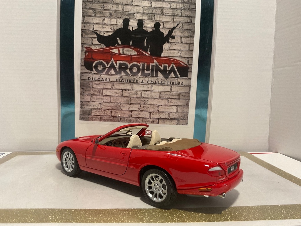 1/18: MAISTO JAGUAR XK SERIES ROADSTER RED ON CREAM image