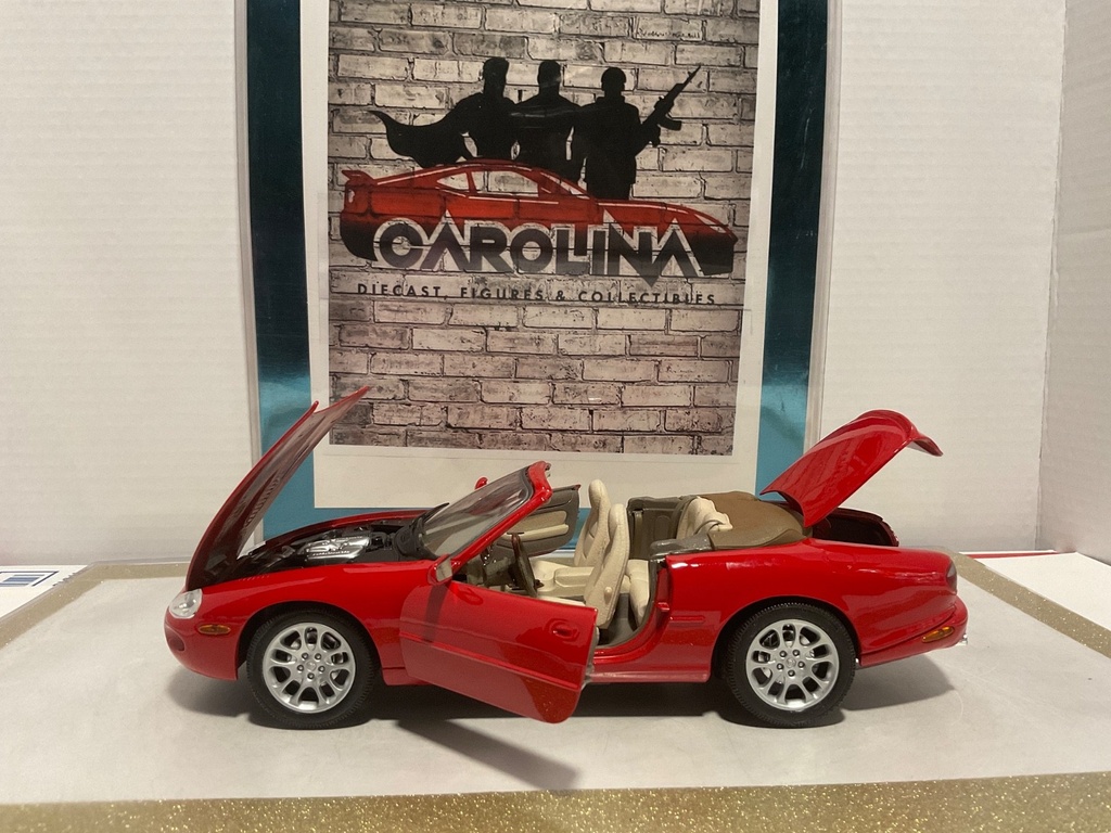 1/18: MAISTO JAGUAR XK SERIES ROADSTER RED ON CREAM image