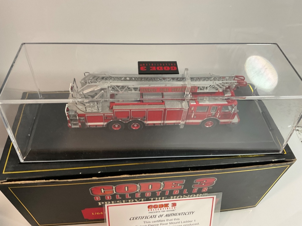 1/64 CODE 3 DETROIT FIRE DEPT PIERCE REAR MOUNT LADDER  - Photo 4