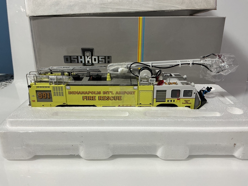 1:50 TWH COLLECTIBLES OSHKOSH STRIKER 3000 TWH078 INDIANAPOLIS AIRPORT - Photo 3