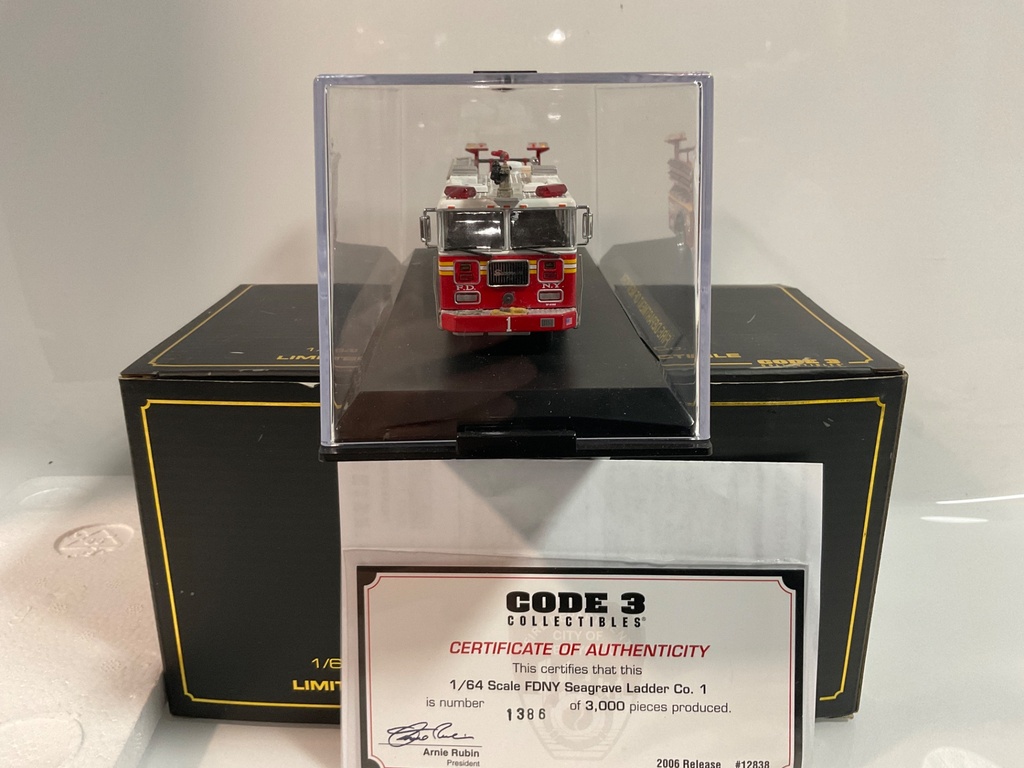 1/64 CODE 3 FDNY SEAGRAVE LADDER CO. 1  - Photo 3