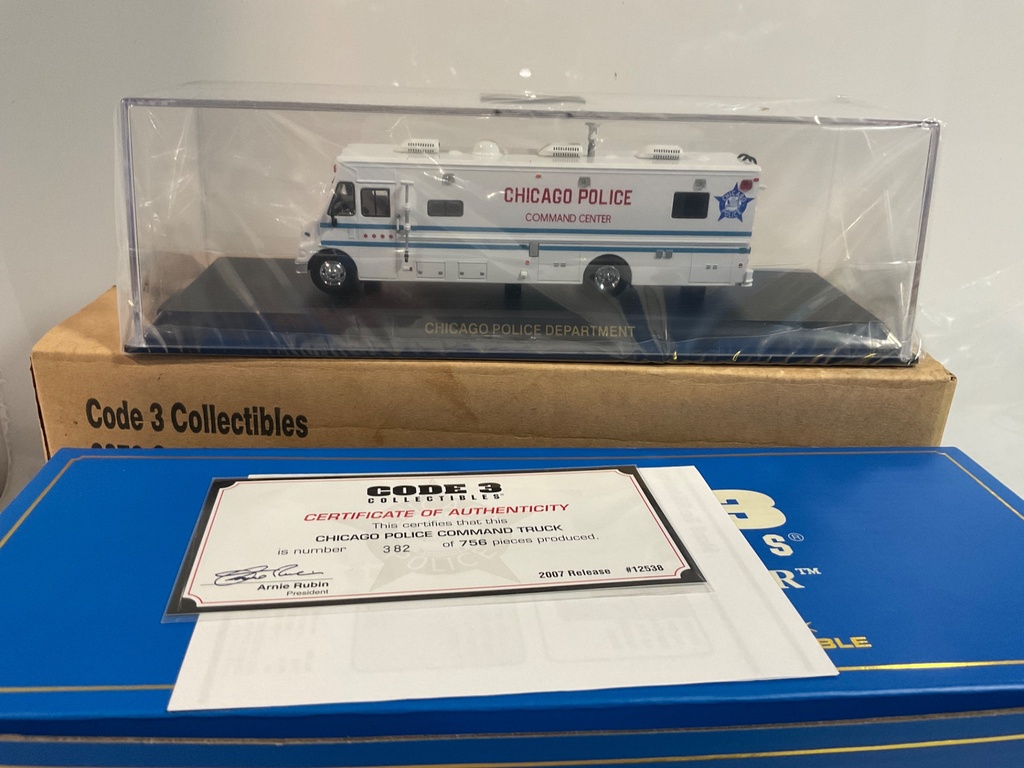 1/64 CODE 3 CHICAGO POLICE COMMAND TRUCK  - Photo 2