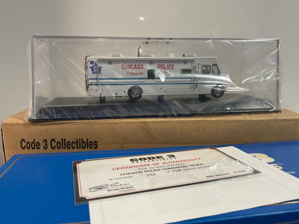 1/64 CODE 3 CHICAGO POLICE COMMAND TRUCK  - Photo 4
