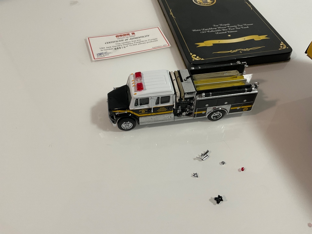 1/64 CODE 3 JACK DANIEL’S DISTILLERY FREIGHTLINER PUMPER (BROKEN) - Photo 2