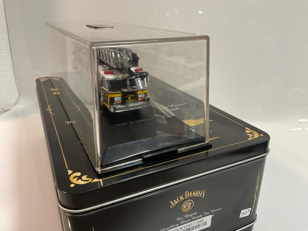 1/64 CODE 3 JACK DANIELS FD E-ONE LADDER  - Photo 4