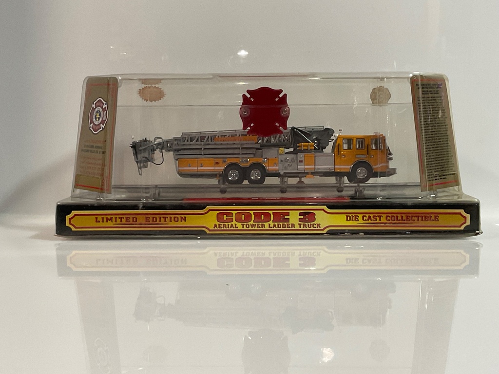 1/64 CODE 3 SYRACUSE AERIAL TOWER LADDER TRUCK  - Photo 2