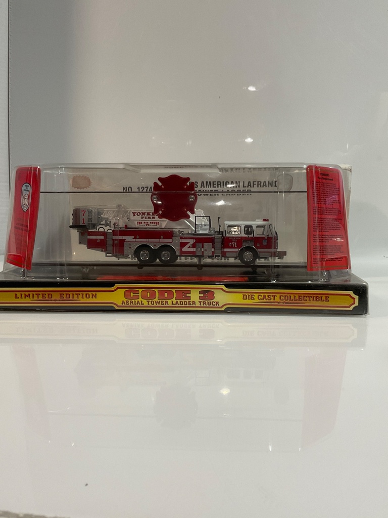 1/64 CODE 3 YONKERS THE BIG HOUSE AERIAL TOWER LADDER TRUCK  - Photo 2