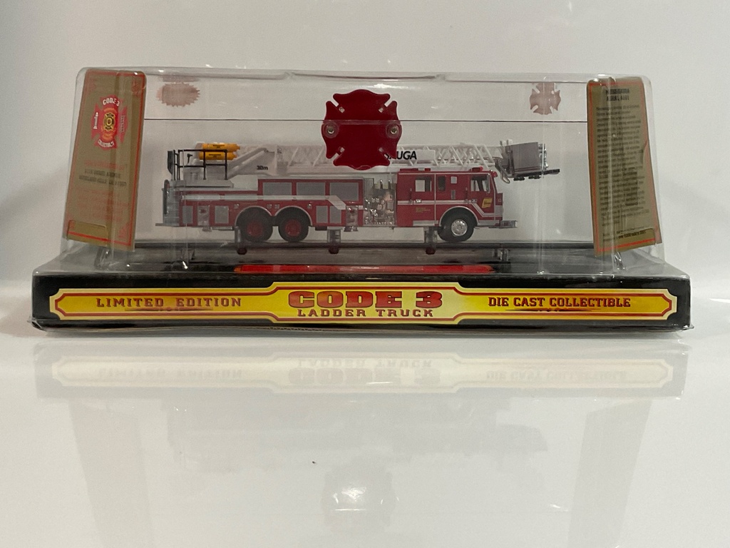 1/64 CODE 3 MISSISSAUGA LADDER TRUCK 12915 - Photo 2