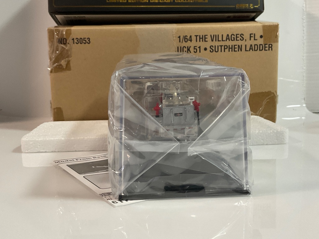 1/64 CODE 3 THE VILLAGES TRUCK 51 SUTPHEN LADDER  13053 NO COA  - Photo 3