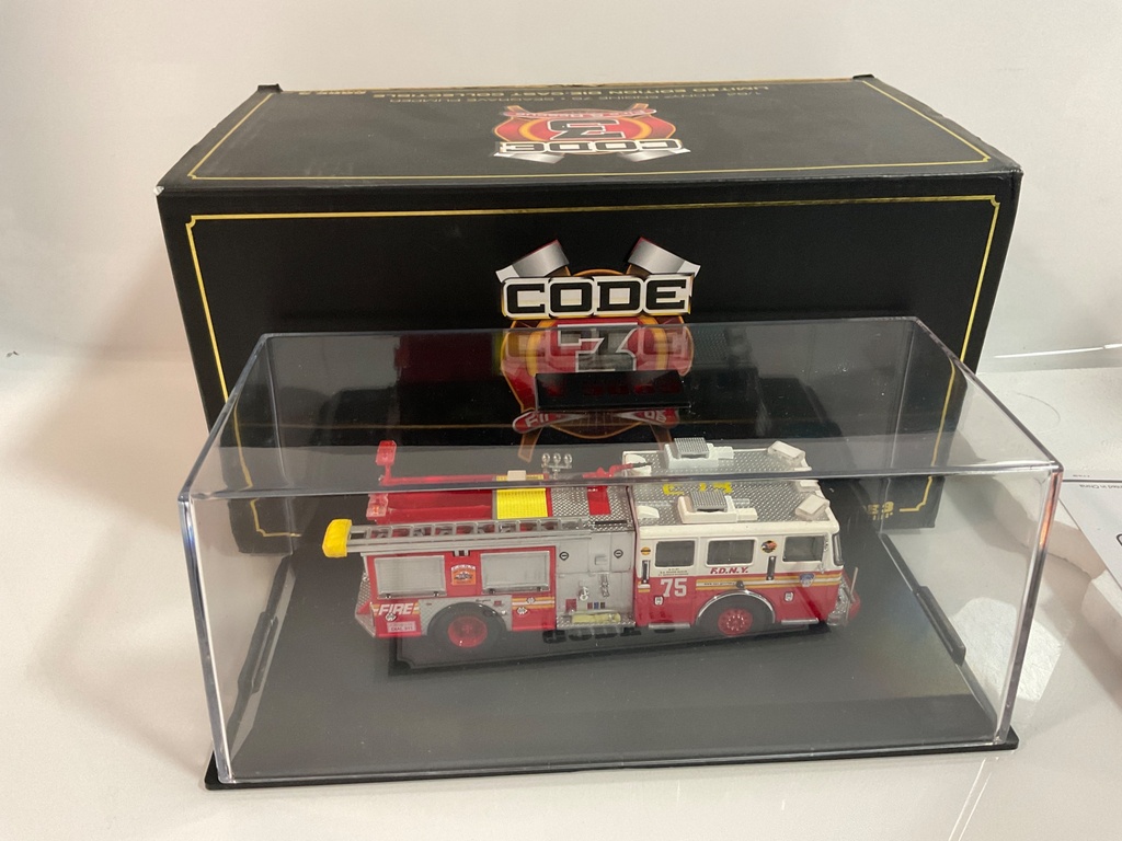 1/64 CODE 3  FDNY ENGINE 75 SEAGRAVE PUMPER  - Photo 2