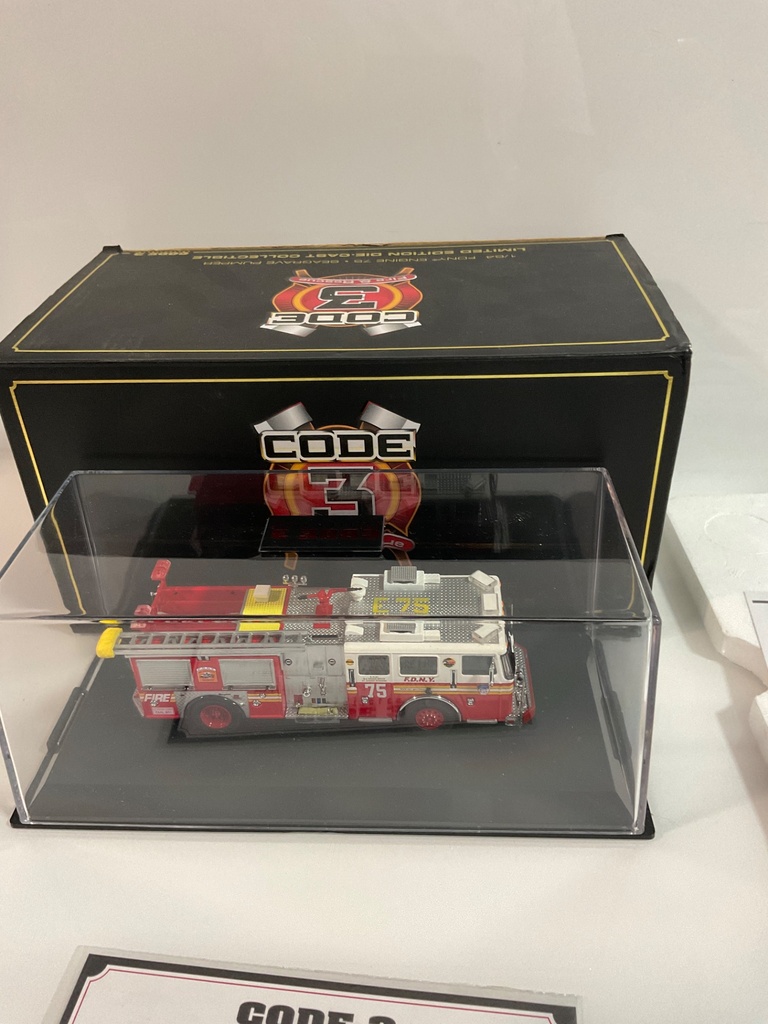 1/64 CODE 3  FDNY ENGINE 75 SEAGRAVE PUMPER  - Photo 3