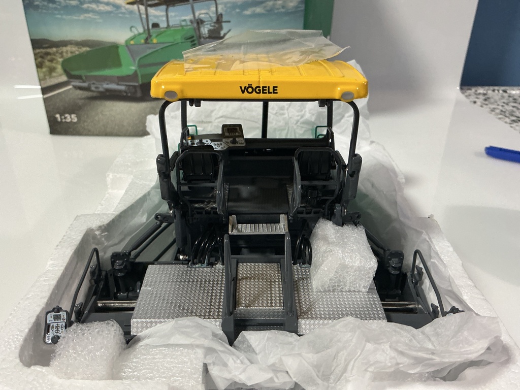 1:35 WIRTGEN VOGELE 1880-3L TRACKED PAVER   - Photo 6