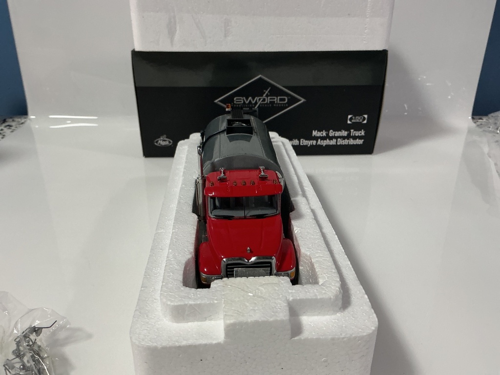 1:50 SWORD MACK GRANITE TRUCK WITH ETNYRE ASPHALT DISTRIBUTER SW2103-R - Photo 4