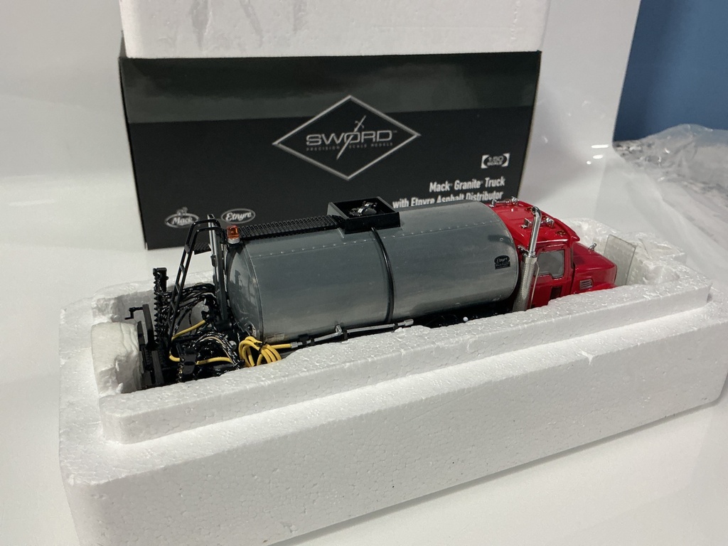 1:50 SWORD MACK GRANITE TRUCK WITH ETNYRE ASPHALT DISTRIBUTER SW2103-R - Photo 5