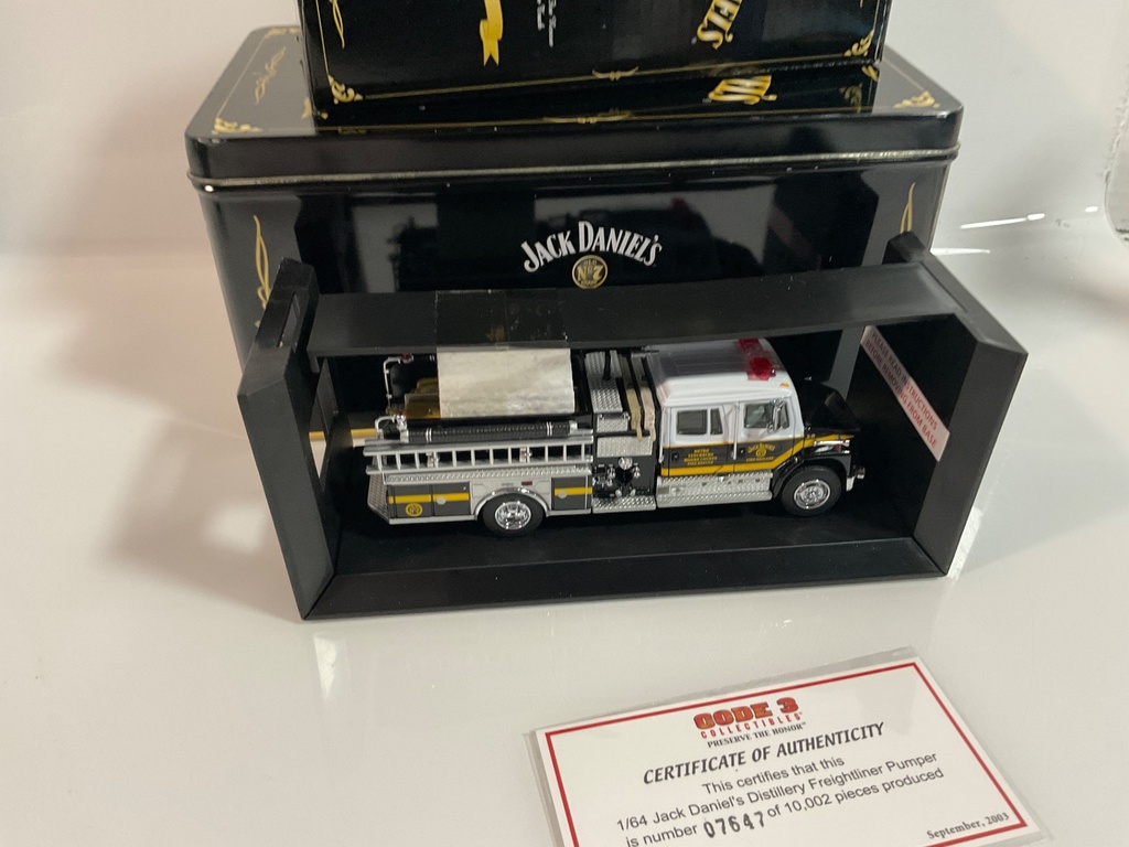 1/64 JACK DANIELS FREIGHTLINER PUMPER - Photo 4