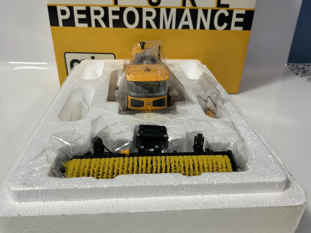 1:50 TWC COLLECTIBLES MB FRONT MOUNT AIRPORT BROOM SWEEPER  TWC073 - Photo 4