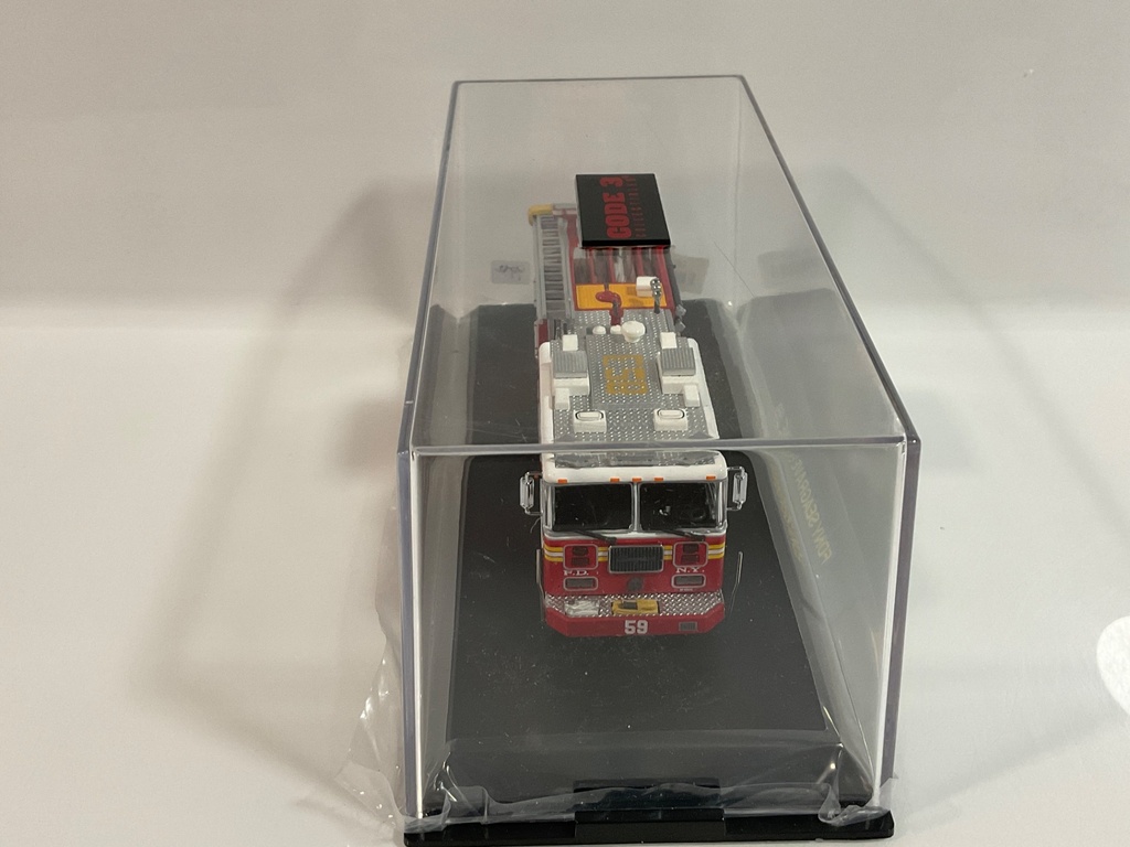1/64 CODE 3 FDNY SEAGRAVE ENGINE 59  - Photo 3