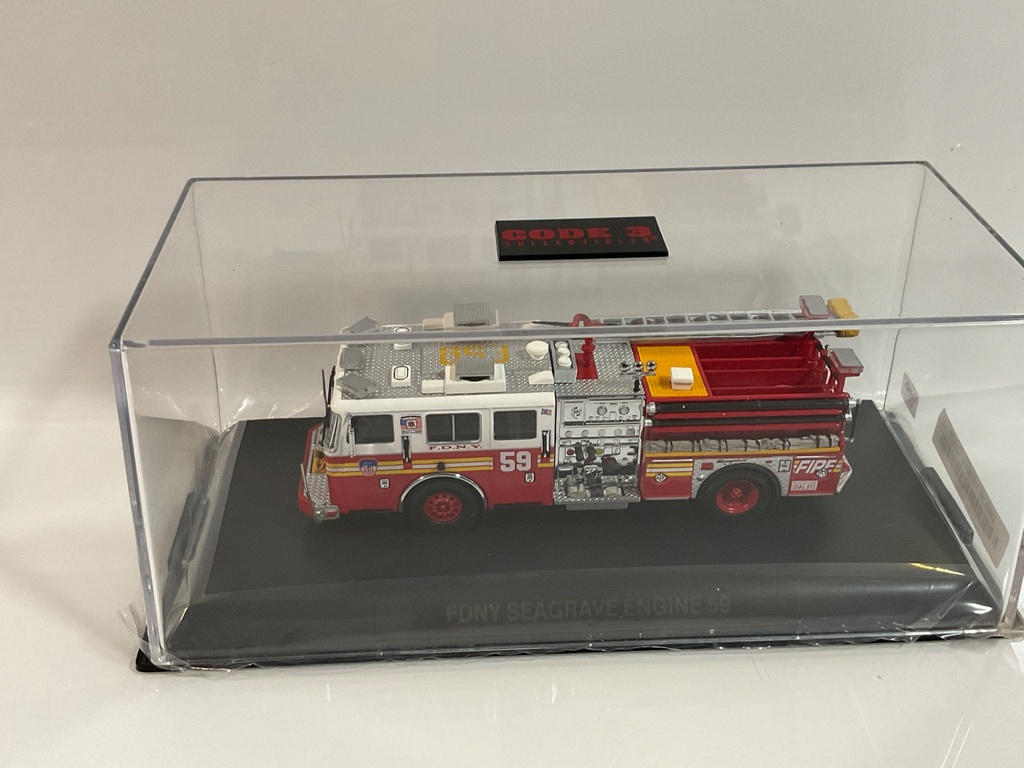 1/64 CODE 3 FDNY SEAGRAVE ENGINE 59  - Photo 4