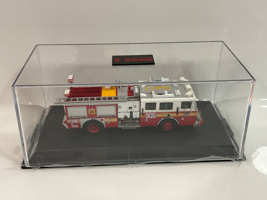 1/64 CODE 3 FDNY ENGINE 305  - Photo 2