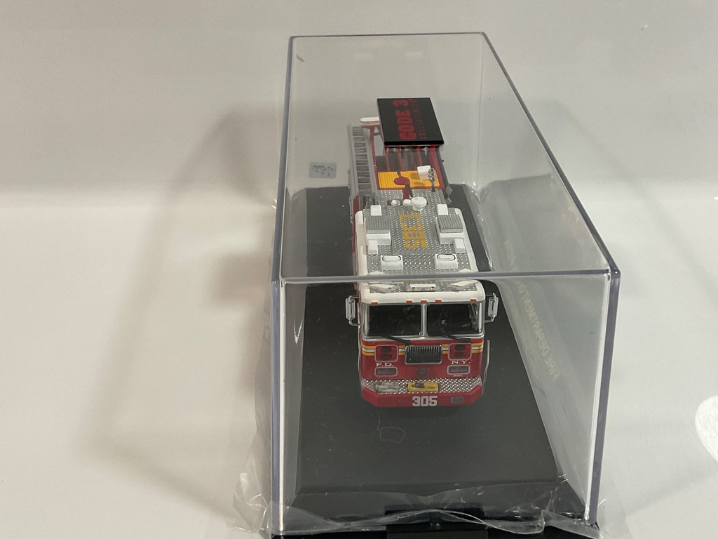 1/64 CODE 3 FDNY ENGINE 305  - Photo 3