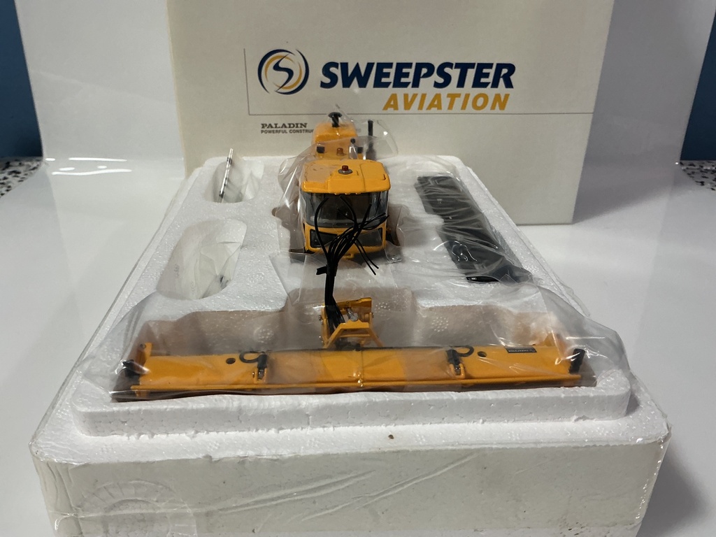 1:50 TWC COLLECTIBLES OSHKOSH AIRPORT SWEEPER BROOM TWH074 - Photo 4