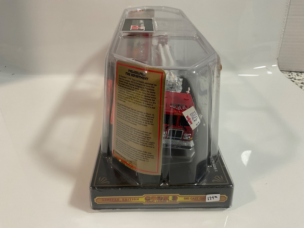 1/64 CODE 3 PHILADELPHIA LADDER TRUCK 13  - Photo 3