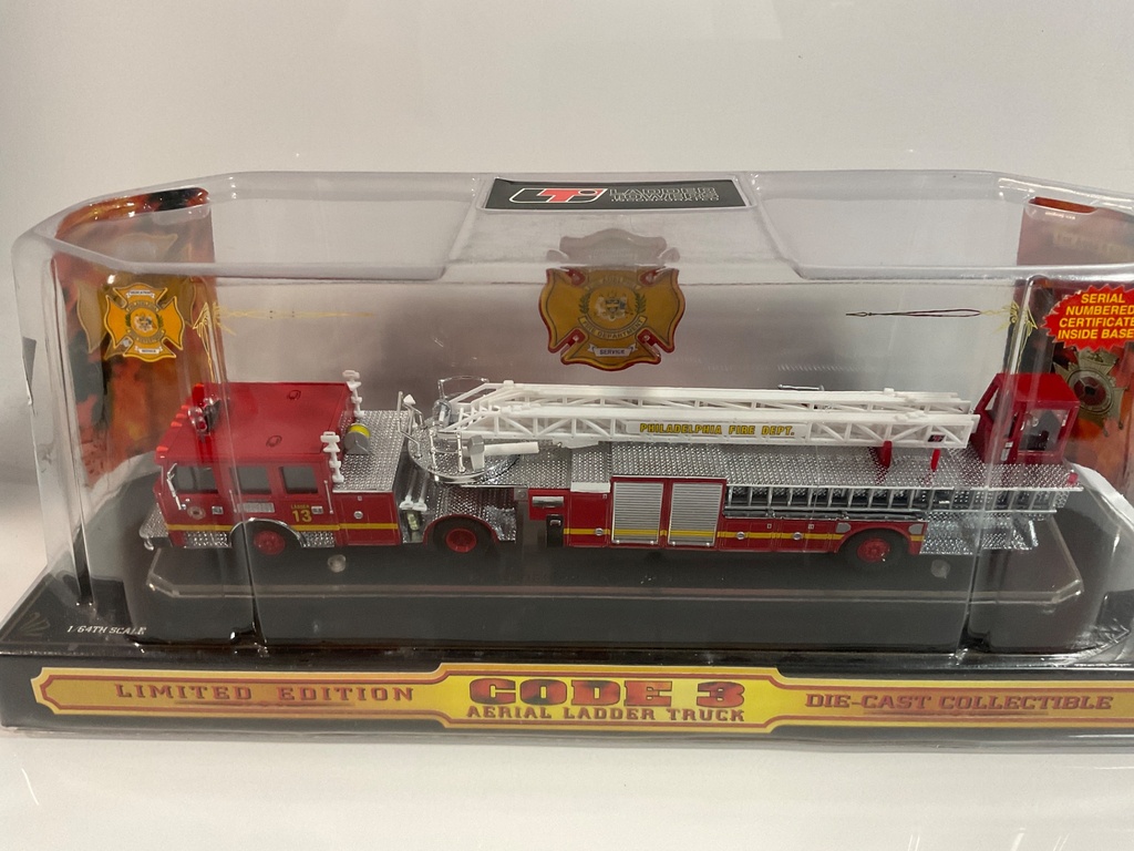 1/64 CODE 3 PHILADELPHIA LADDER TRUCK 13  - Photo 5