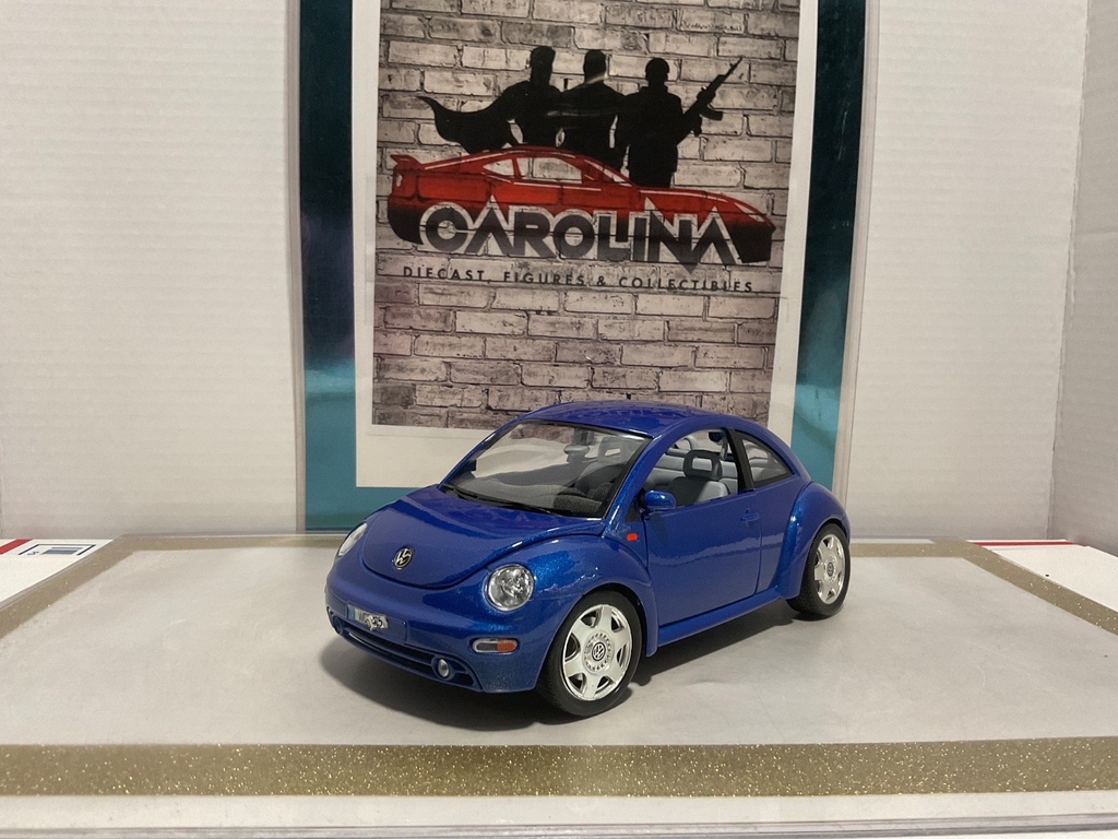 1/18: BURAGO ITALY 1998 VOLKSWAGEN NEW BEETLE BLUE ON GRAY image
