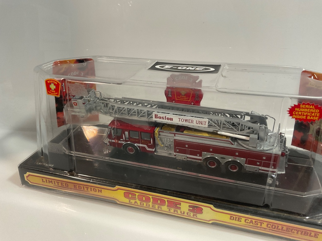 1/64 CODE 3 BOSTON TOWER LADDER  - Photo 3