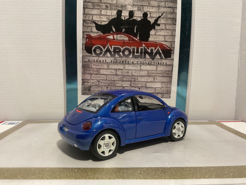 1/18: BURAGO ITALY 1998 VOLKSWAGEN NEW BEETLE BLUE ON GRAY image
