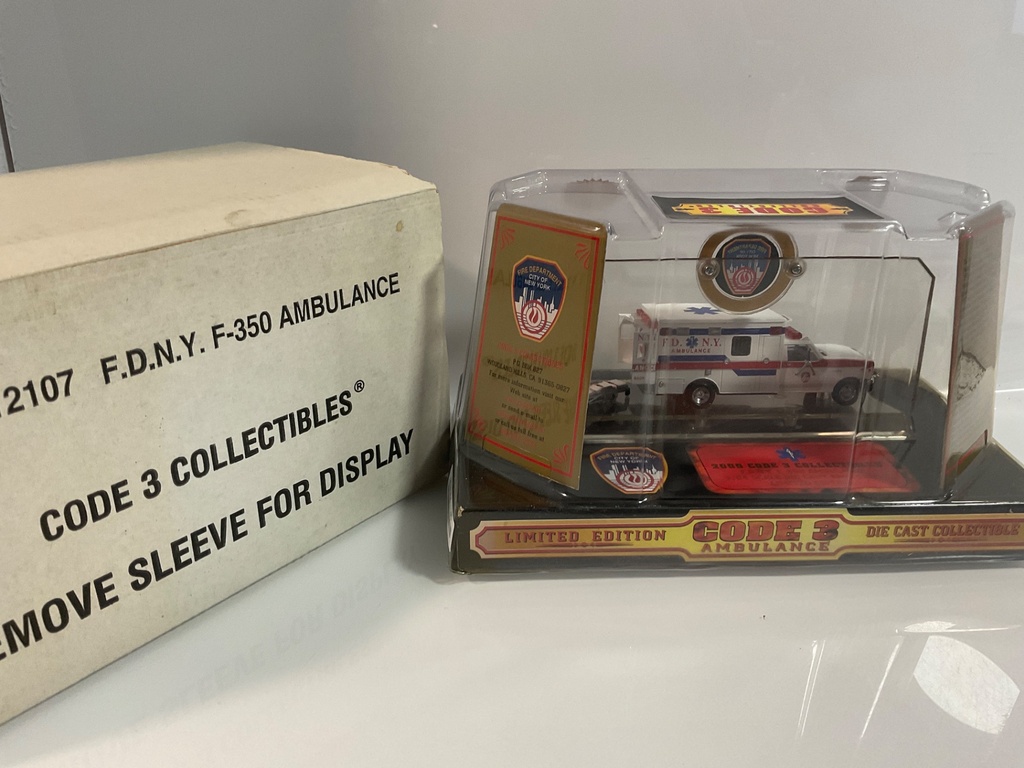 1/64 CODE 3 FDNY F 350 AMBULANCE 12107 - Photo 2