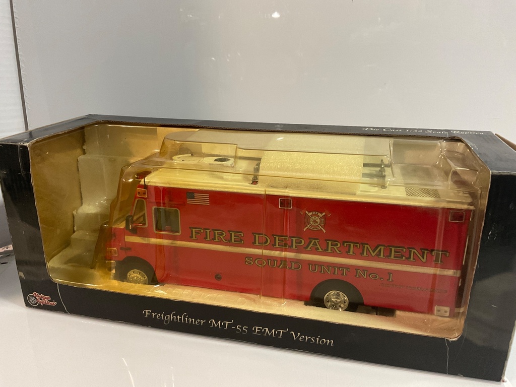 1/32 UNIQUE REPLICAS FREIGHTLINER MT-55 EMT VERSION  BOX IMPERFECT - Photo 3