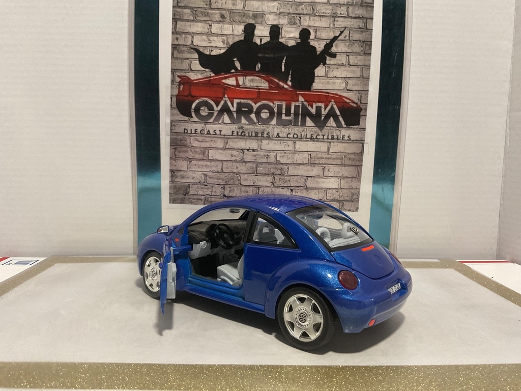 1/18: BURAGO ITALY 1998 VOLKSWAGEN NEW BEETLE BLUE ON GRAY image