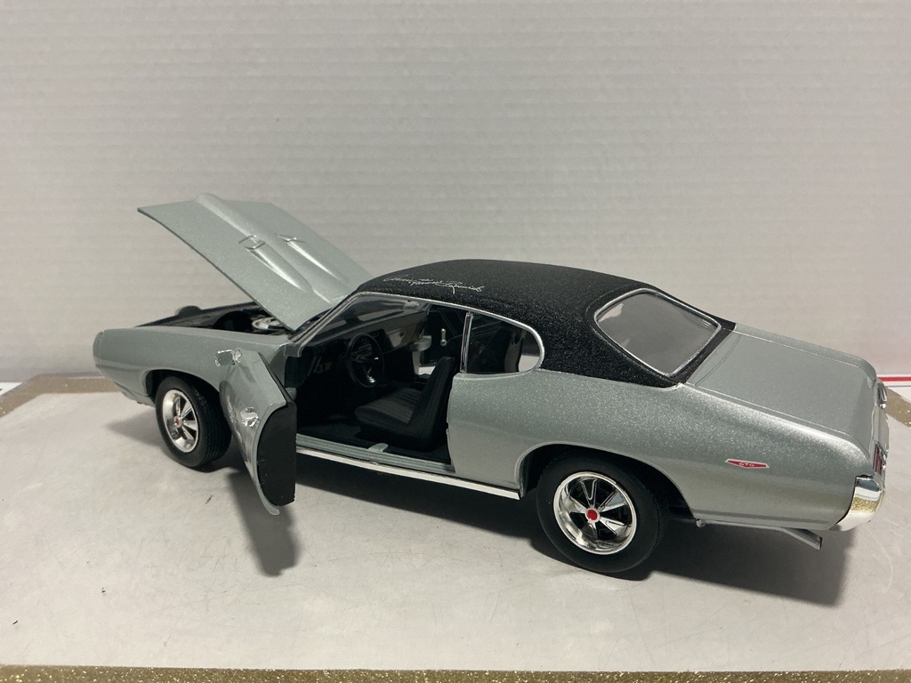 1/18: ERTL 1969 PONTIC GTO ARNIE BESWICK SILVER ON BLACK image
